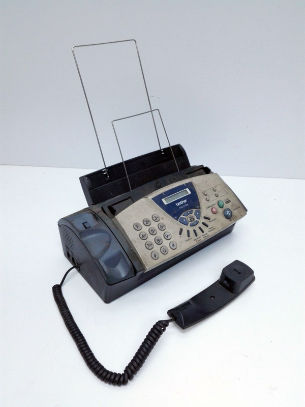 telefono fax gris claro oscuro sucio brother t104 14.5x30x18.5 1u